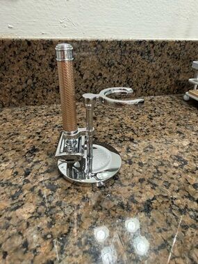 Merkur Futur Chrome and Rose Gold Safety Razor Stand with Textured Handle